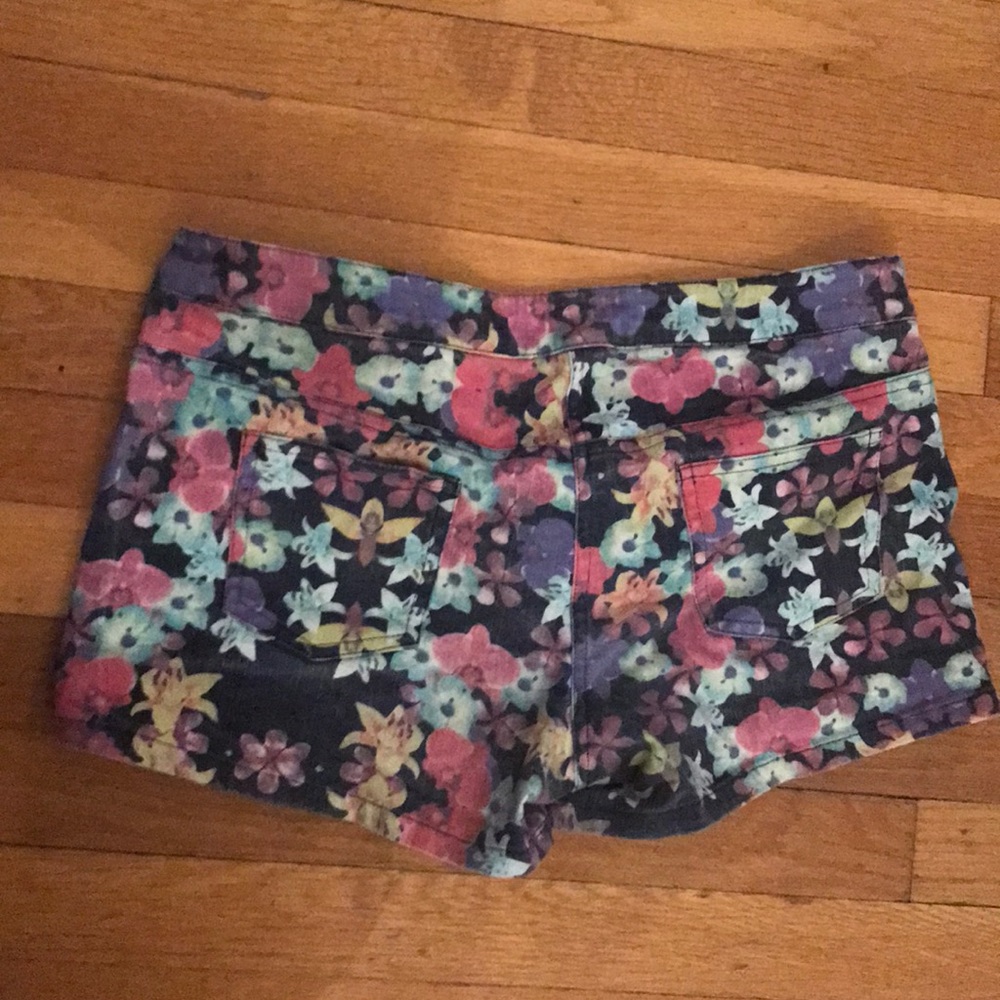 Shorts - Picture 3 of 3